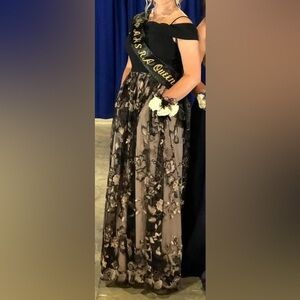 Gorgeous rose gold and black dress with pockets